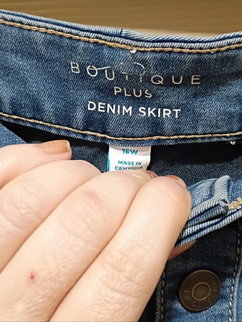 Boutique Plus denim skirt featuring a button-front design 16w GUC